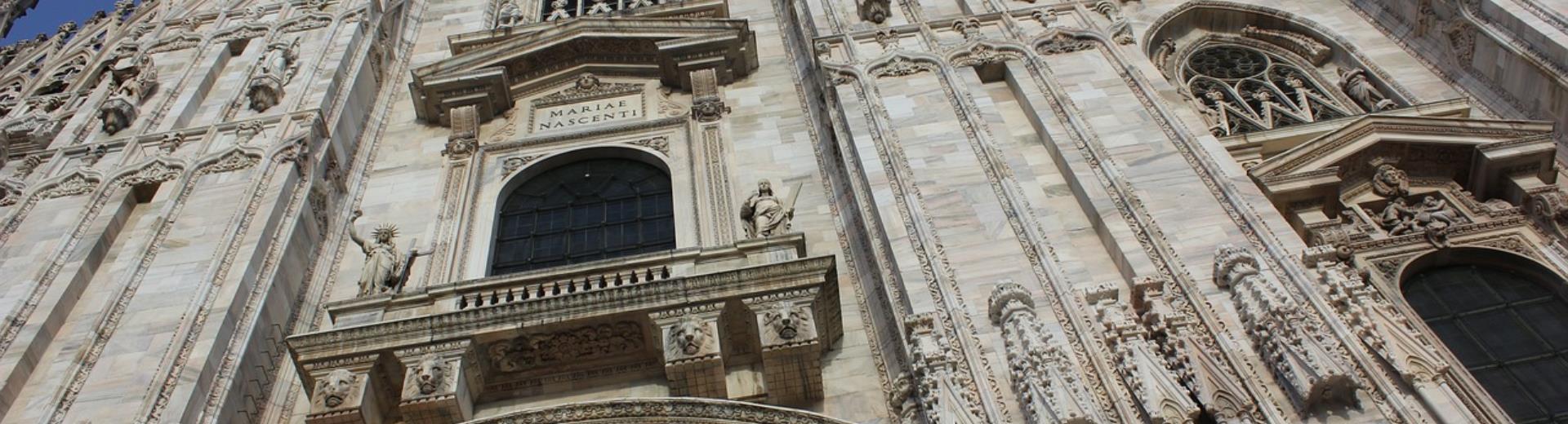 With its veins mottled with pink, white and grey, and its iridescent reflections, the marble of the Duomo of Milan is a kaleidoscope of colours that arouses in the visitor a sense of enchanted amazement.